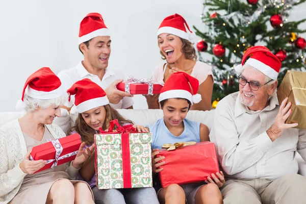 Familie uitwisselen geschenken enthousiast op Kerstmis — Stockfoto