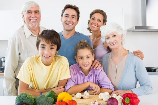 Вся семья улыбается на кухне — стоковое фото