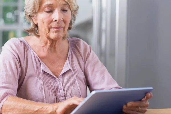 Volwassen vrouw aanraken haar digitale Tablet PC — Stockfoto