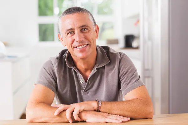 Hombre feliz en la cocina — Foto de Stock