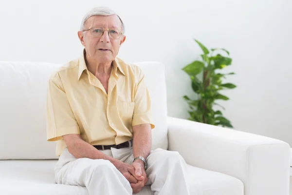 Elderly man looking at camera — Stock Photo, Image