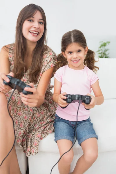 Мать и дочь играют в видеоигры — стоковое фото