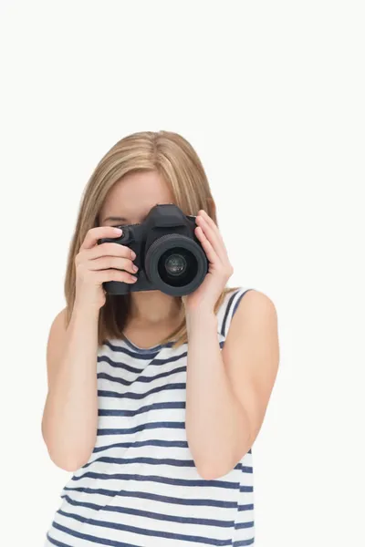 写真用カメラを持つ女性のカメラマン — ストック写真