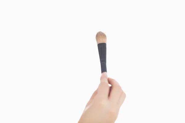 Närbild av handen håller make-up borste — Stockfoto