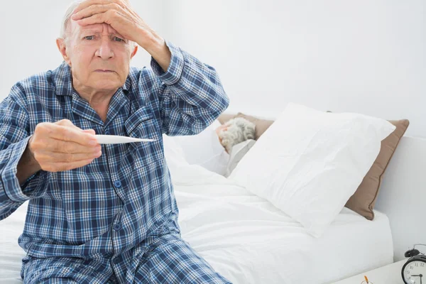 Old man with fever — Stock Photo, Image