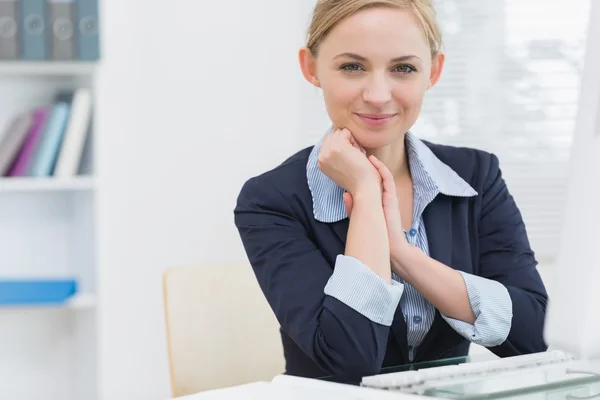 Femme d'affaires confiante avec ordinateur au bureau — Photo