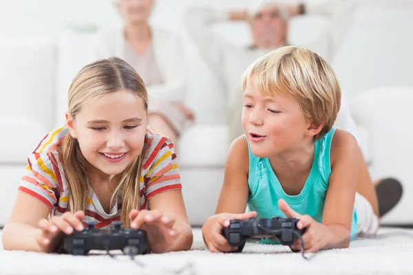 Братья и сёстры играют в видеоигры — стоковое фото