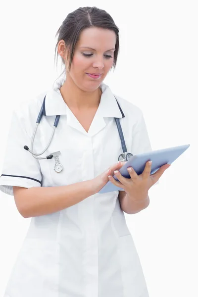 Молодая медсестра с помощью цифрового планшета — стоковое фото