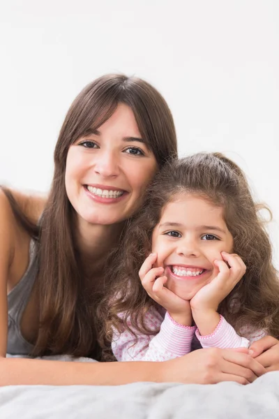 Mor och dotter ler — Stockfoto