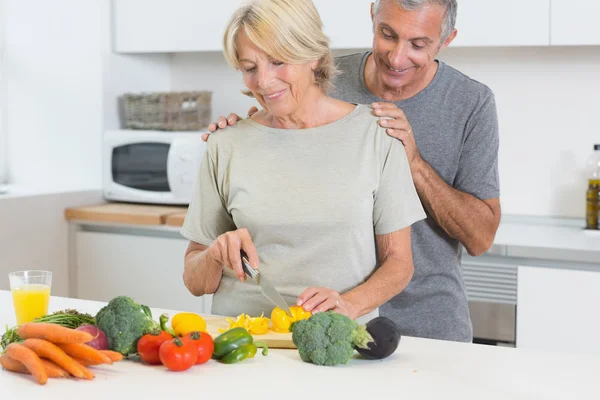 Couple cutting vegetables together — Stock Photo, Image