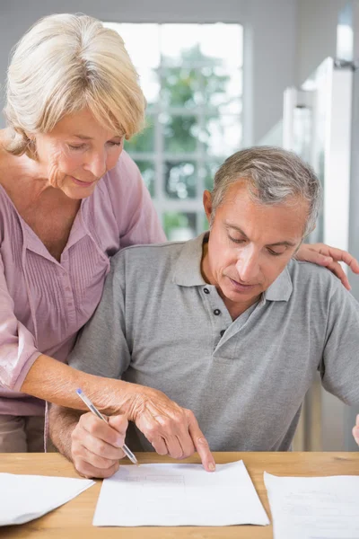 Fru visar om att registrera — Stockfoto