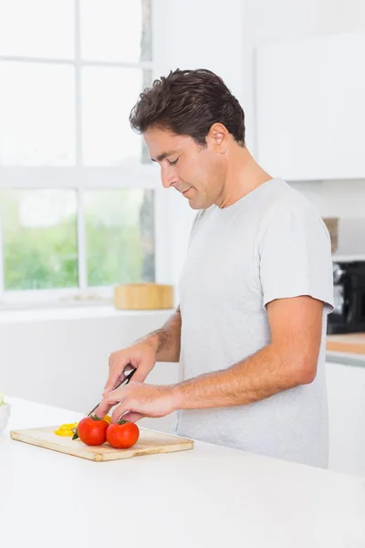 Uomo preparazione verdure — Foto Stock