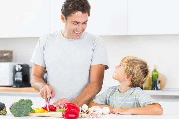 Pai preparando legumes com filho — Fotografia de Stock