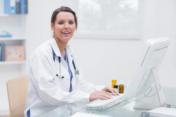 Retrato de la doctora usando computadora en la clínica —  Fotos de Stock