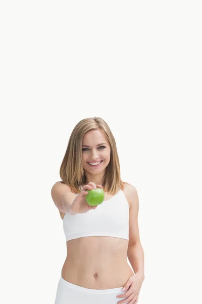 Portret van gelukkig vrouw toont een groene appel — Stockfoto