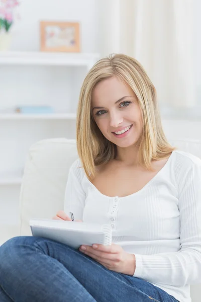 Portrait de femme heureuse avec bloc-notes à la maison — Photo