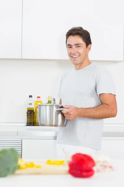 Sonriente hombre llevando marihuana —  Fotos de Stock