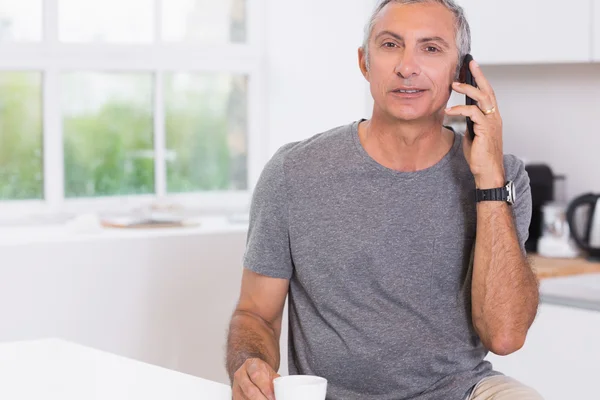 L'uomo che chiama qualcuno — Foto Stock