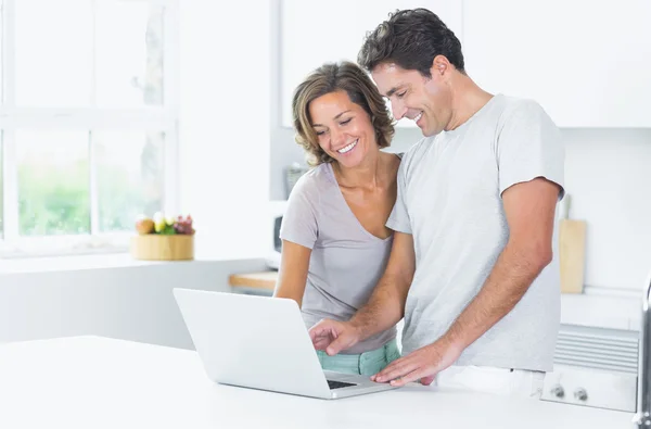 Paar kijken naar laptop — Stockfoto