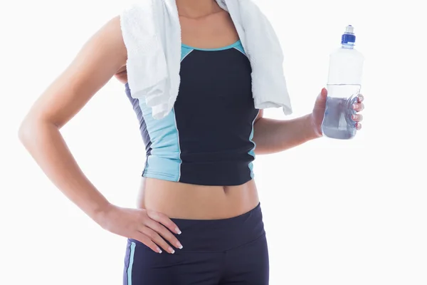 Sportiga kvinnan med handduk runt halsen och vattenflaska — Stockfoto