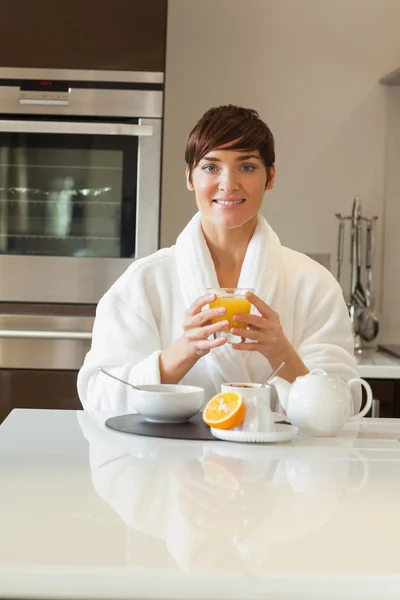 Frau im Bademantel beim gesunden Frühstück — Stockfoto