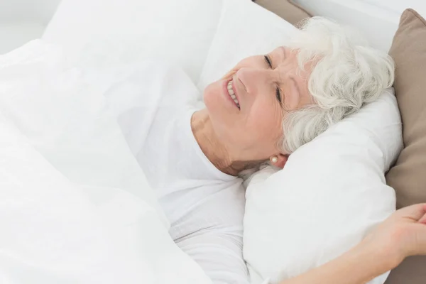 Lächelnde alte Frau schläft — Stockfoto