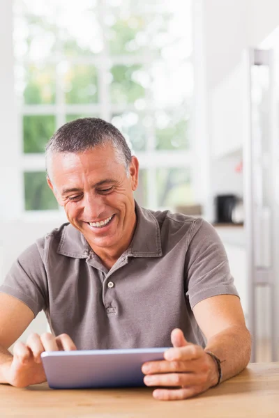 Uomo sorridente utilizzando tablet — Foto Stock