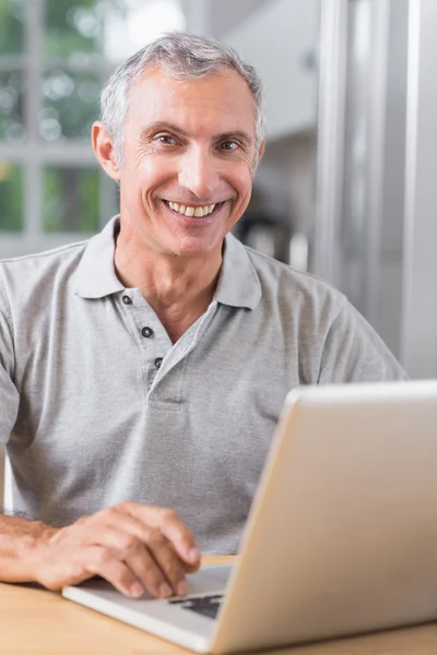 Man använder sin laptop — Stockfoto