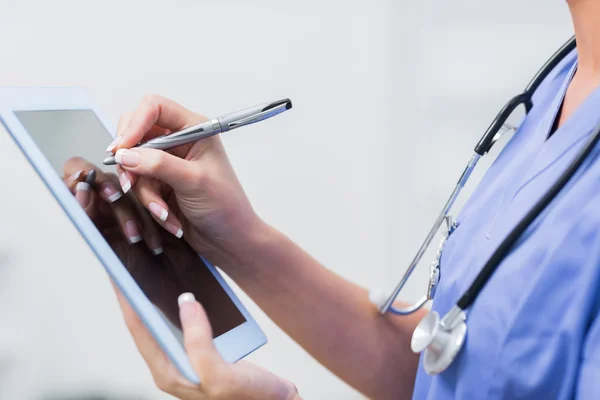 Médico femenino usando tableta digital — Foto de Stock