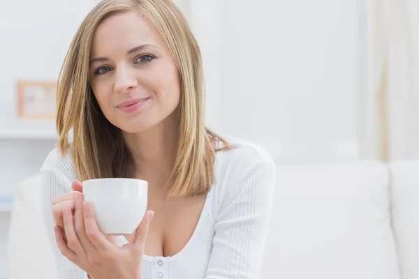 Portrait of young woman with coffee cup — Stock Photo, Image