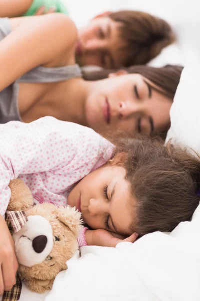 Mãe e filhos abraçados na cama — Fotografia de Stock