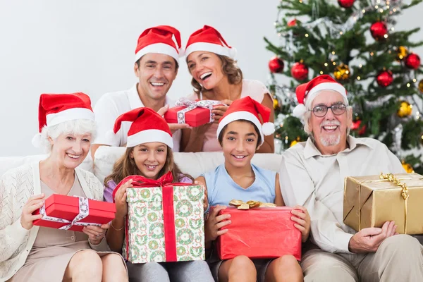 Família troca presentes de Natal — Fotografia de Stock