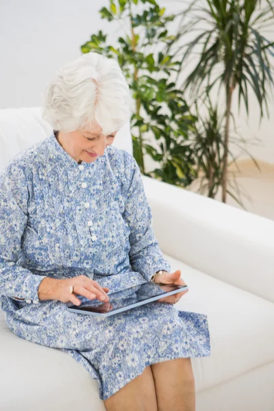 Пожилая веселая женщина с цифровым планшетом — стоковое фото