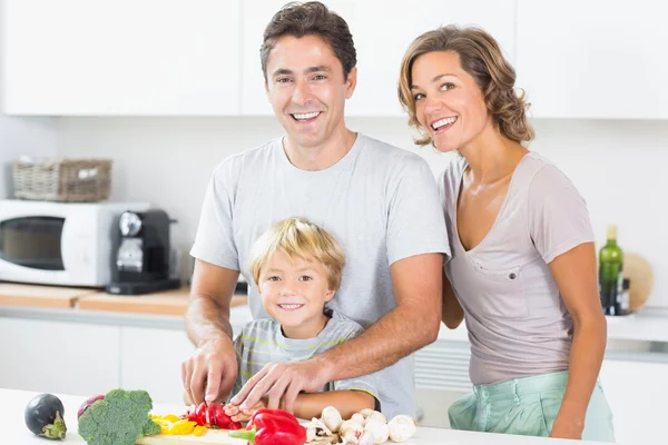 Família feliz preparando legumes — Fotografia de Stock