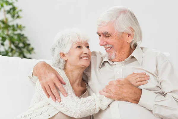 Casal feliz no sofá — Fotografia de Stock