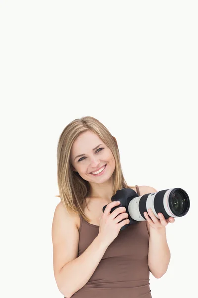 Портрет счастливой женщины с фотокамерой — стоковое фото