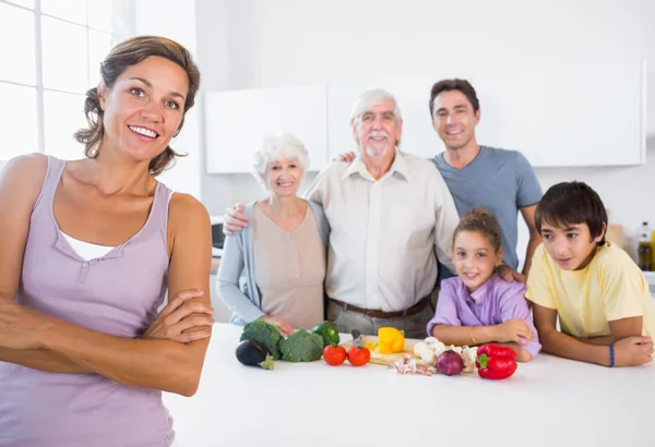 Madre in piedi accanto al bancone della cucina — Foto Stock