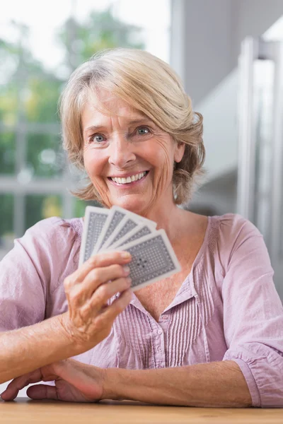 Usmívající se žena hrací karty — Stock fotografie