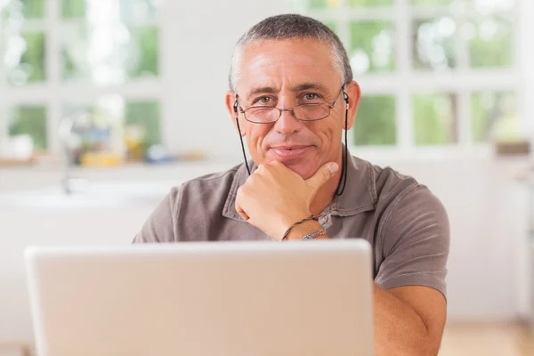 Hombre feliz con portátil — Foto de Stock