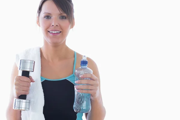 Retrato de mujer sosteniendo mancuerna y botella de agua —  Fotos de Stock