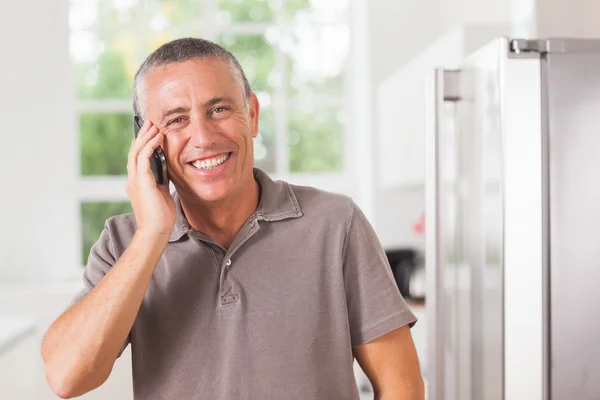 Lächelnder Mann am Telefon — Stockfoto