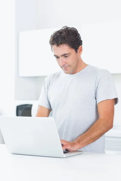 Handsome man using laptop — Stock Photo, Image