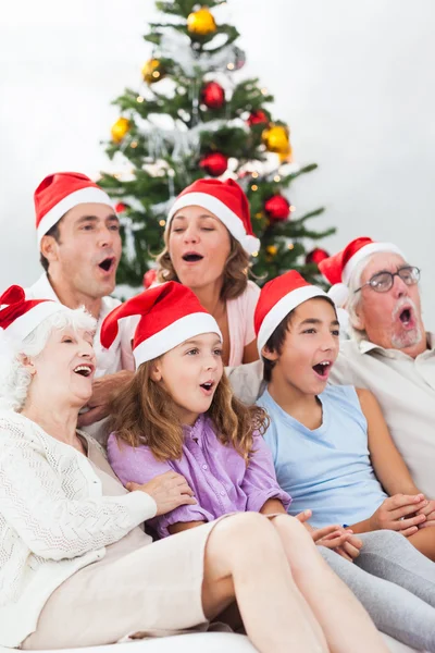 Uitgebreide familie zingen kerstliederen — Stockfoto