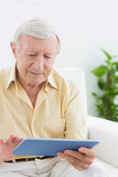 Ouderen gericht man met een digitale tablet — Stockfoto