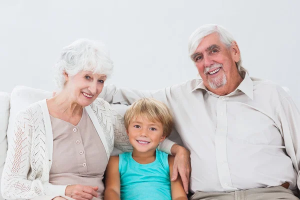 Внук сидит с бабушкой и дедушкой — стоковое фото