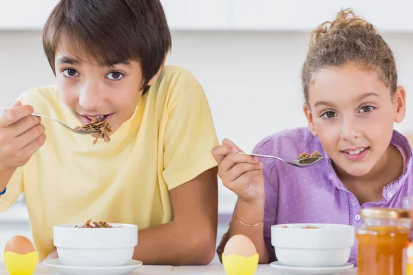 Glückliche Geschwister beim Frühstück — Stockfoto