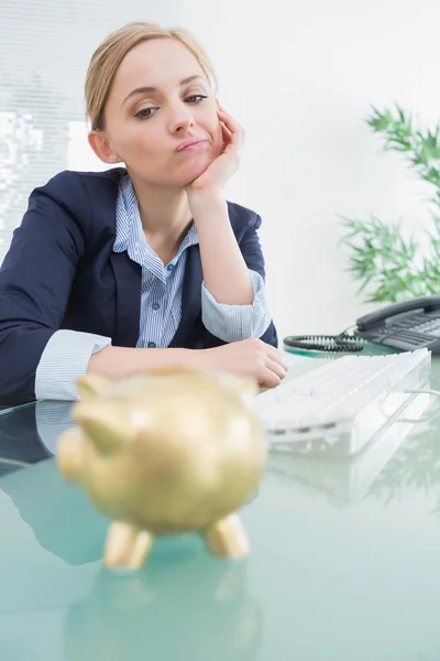 Upset business woman with piggy bank office — Stock Photo, Image
