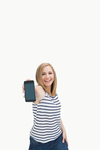 Портрет повседневной женщины, показывающей вам свой новый смартфон — стоковое фото