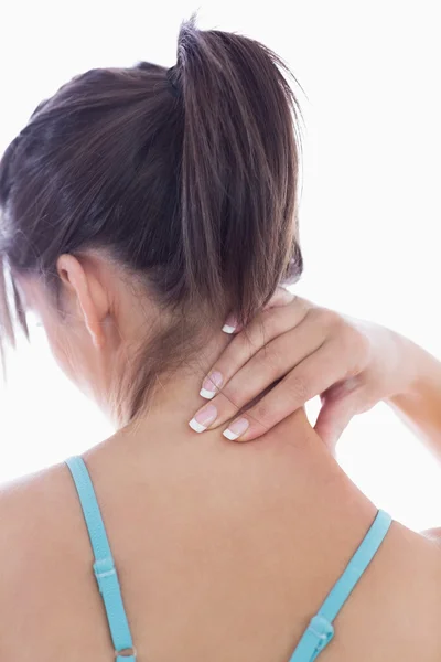 Вид сзади на молодую женщину с болью в шее — стоковое фото