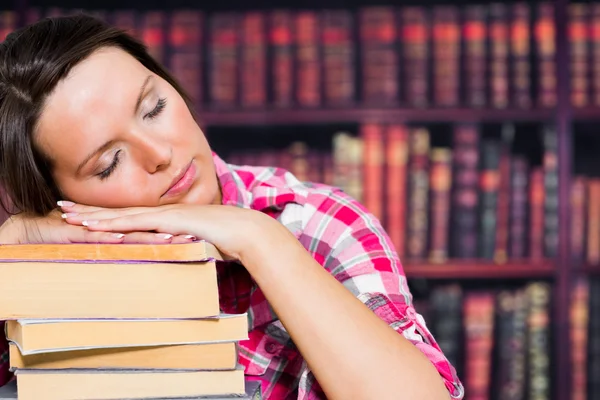 Donna che dorme sui libri — Foto Stock